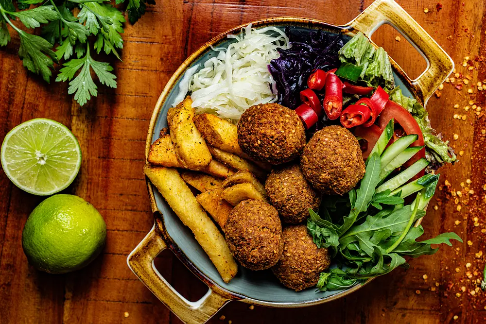 Falafel Bowl mit Pommes, Salat, Feta und Bratgemüse