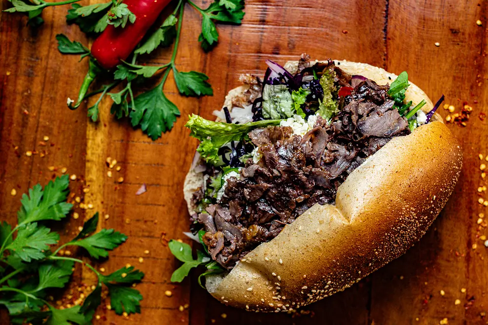 Steak-Döner im Fladenbrot mit Salat und Soße