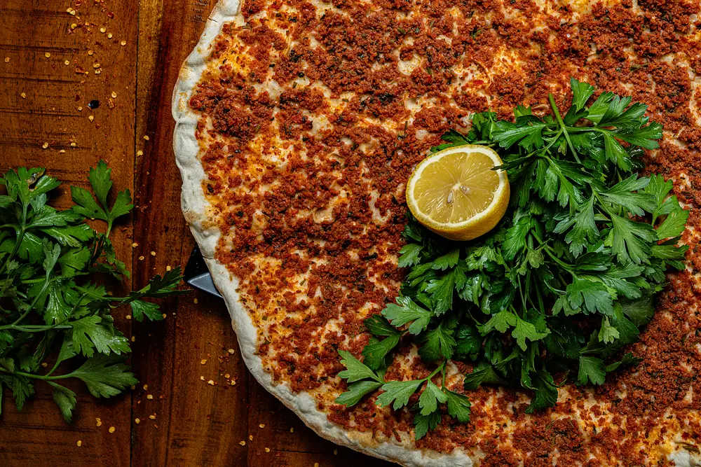 Frisch gebackener Lahmacun mit Petersilie und Zitrone