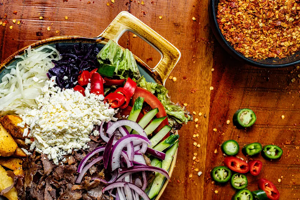 Steak Bowl mit Salat, Feta und hausgemachten Chiliflocken